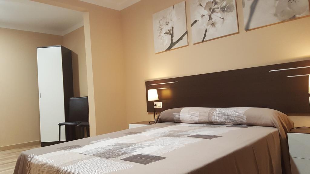 Pension Avenida Vilafranca del Penedes Exterior photo