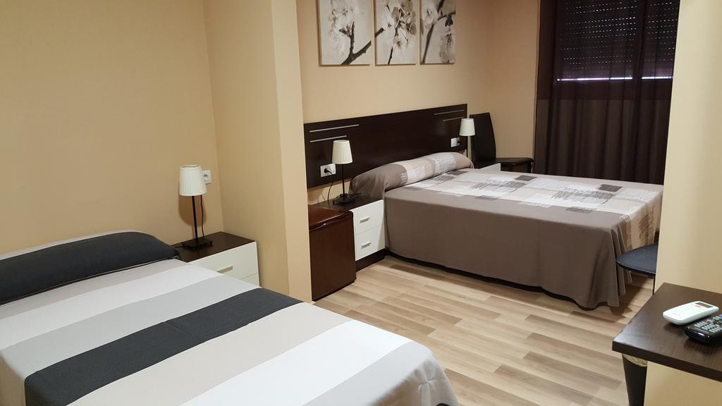 Pension Avenida Vilafranca del Penedes Exterior photo